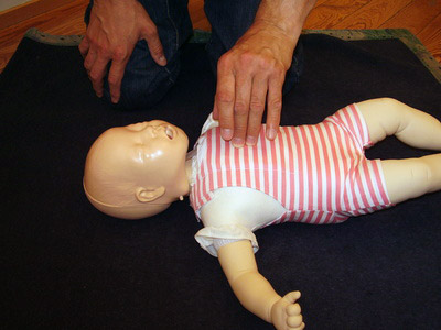 Herzdruckmassage Baby