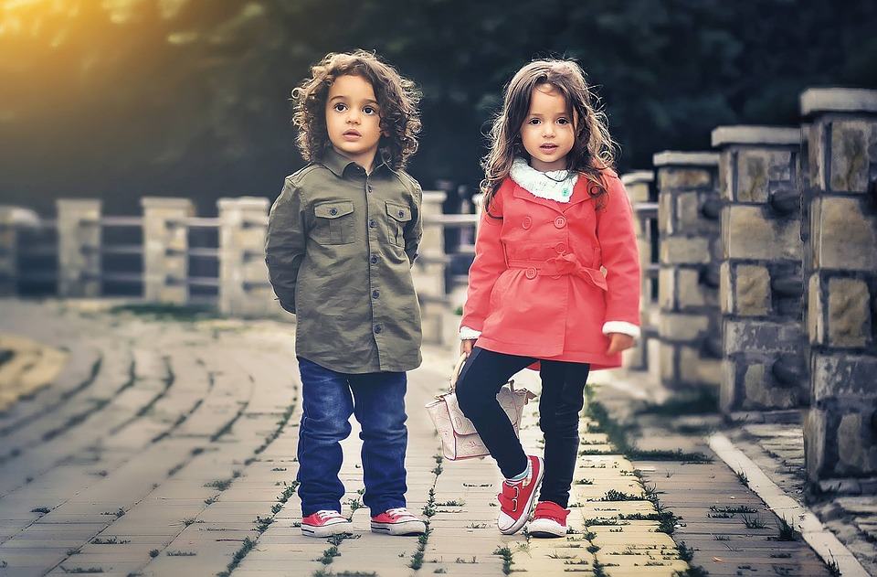 Bildquelle: https://pixabay.com/photos/children-portrait-siblings-brother-817368/