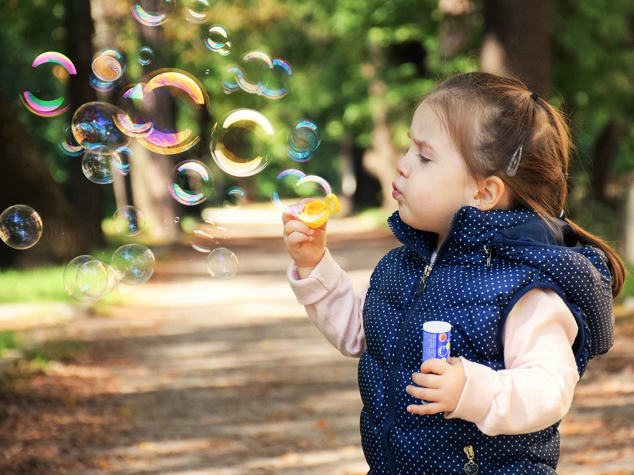 Modische Kleidung für Kinder und Babys